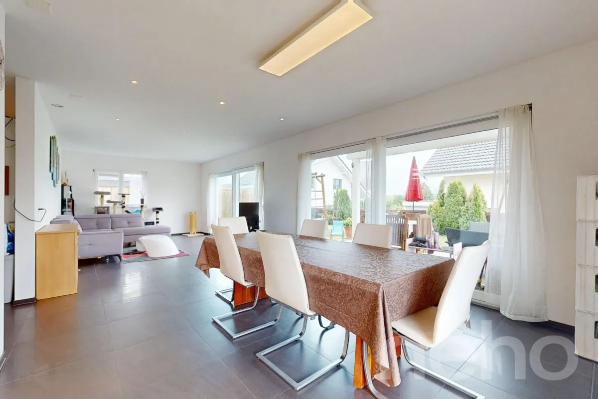 Lichtdurchflutetes 6.5-Zimmerhaus an ruhiger Lage mit viel Platz