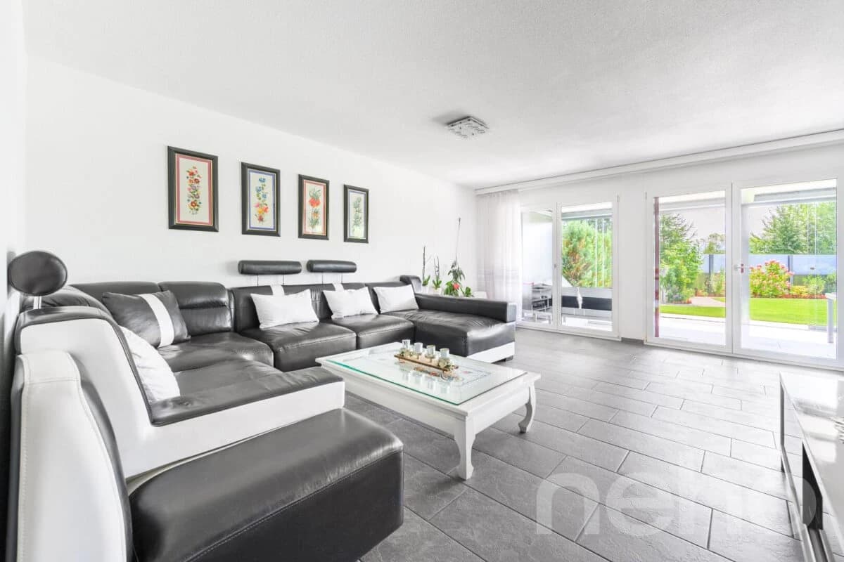 Moderne Doppelhaushälfte mit grossem Umschwung