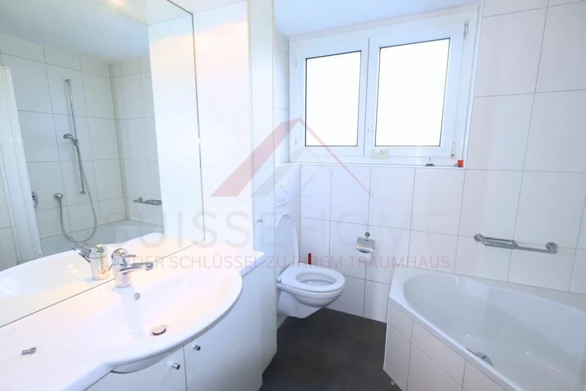 Grosszügiges Einfamilienhaus mit Seesicht und Pool