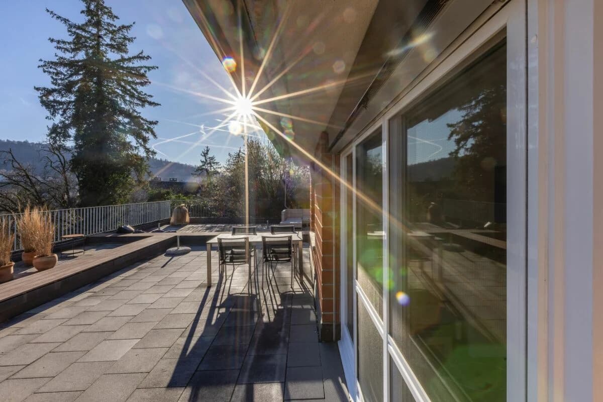 Grosse Sonnenterrasse plus Cheminée im exklusives Terrassenhaus beim Lindli