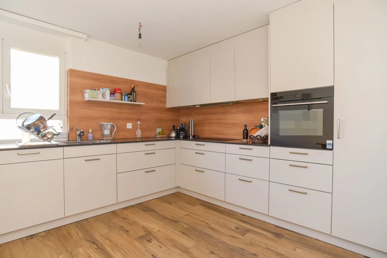 Renovierte Parterre-Wohnung mit Wintergarten und Gartenanteil