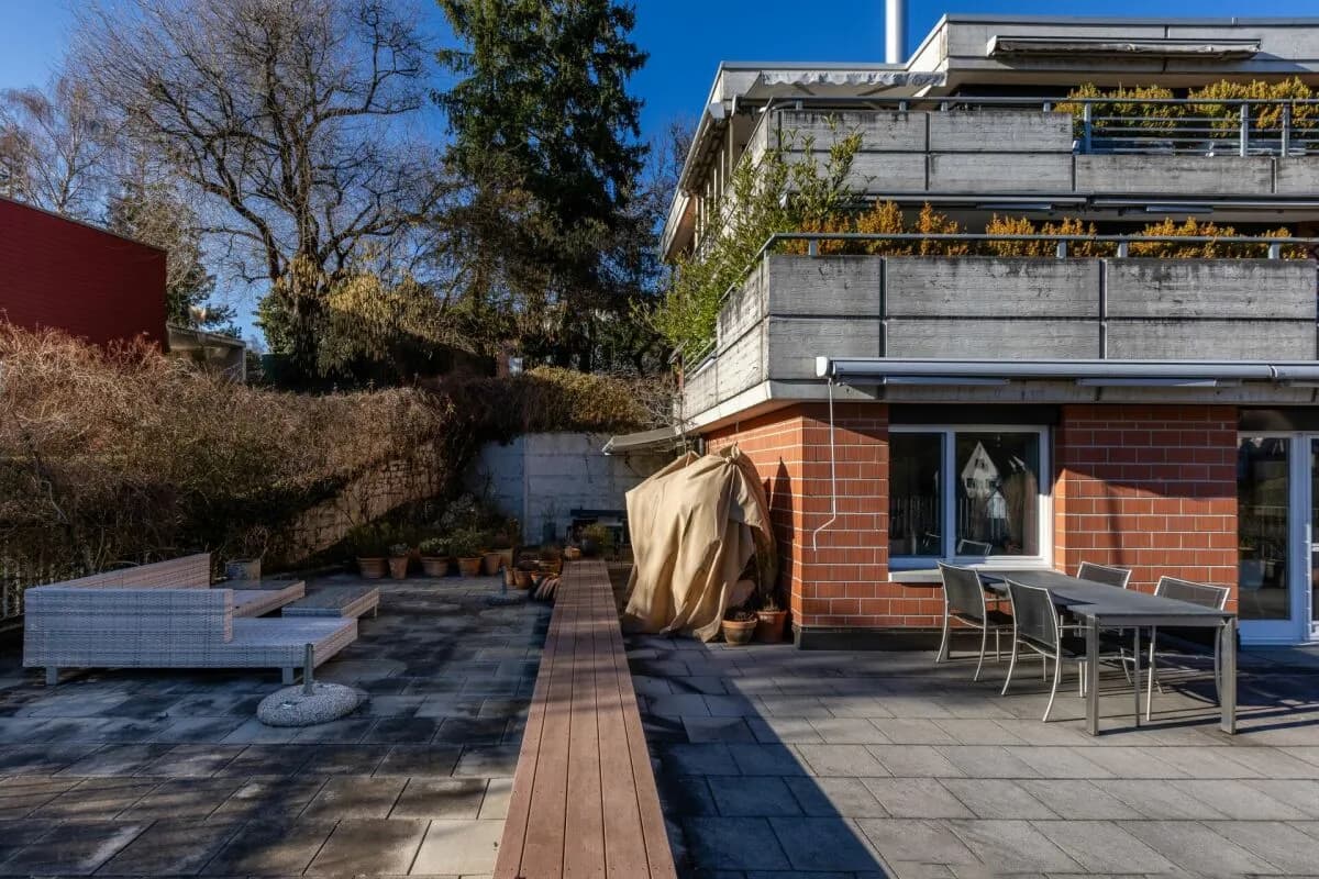 Grosse Sonnenterrasse plus Cheminée im exklusives Terrassenhaus beim Lindli