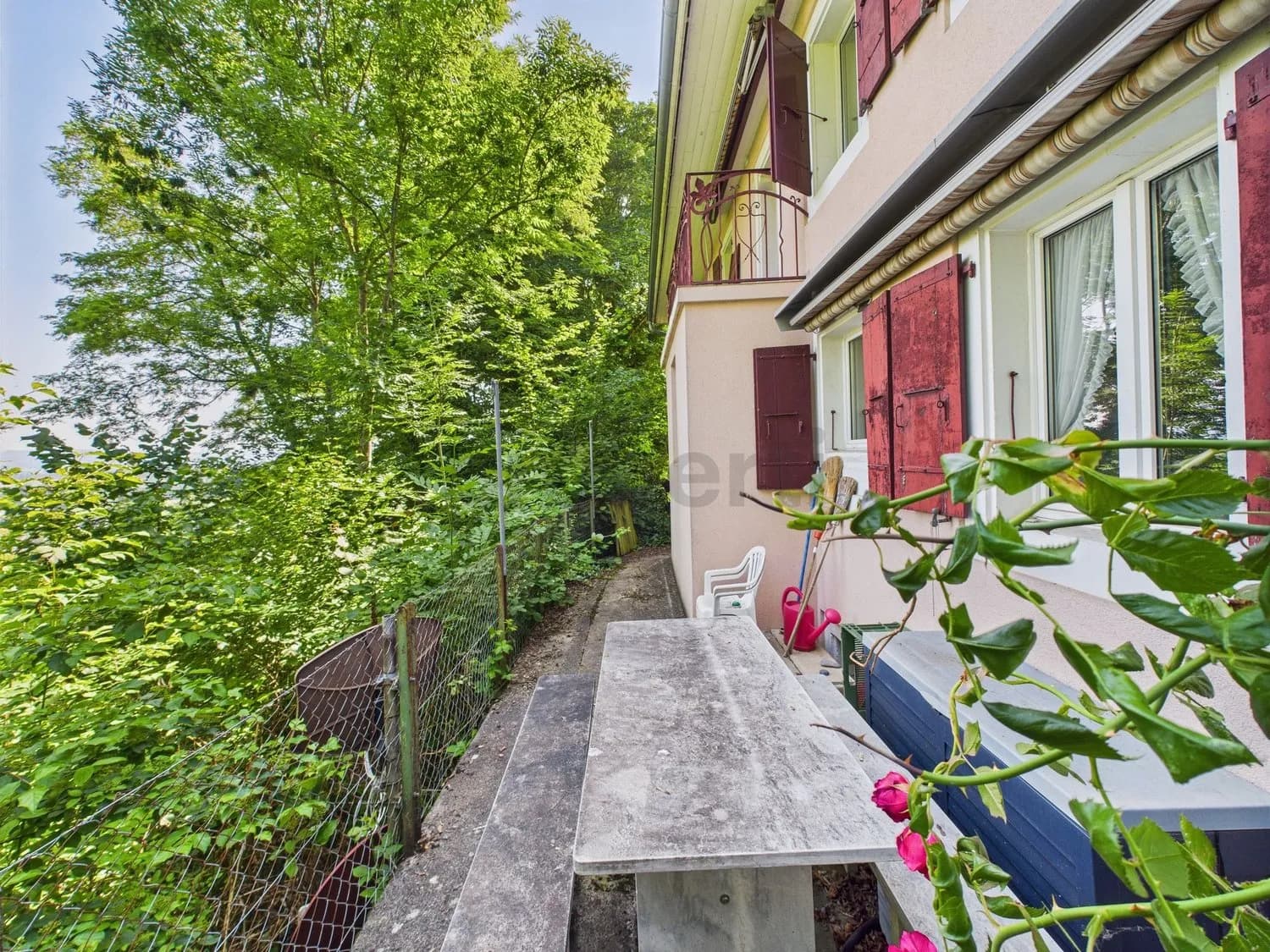 Exklusives Einfamilienhaus in ruhiger Waldrandlage mit Seesicht und Garten