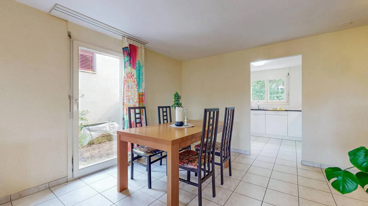 GEPFLEGTE 6.5-ZIMMER-DOPPELHAUSHÄLFTE MIT GARTEN UND BALKON