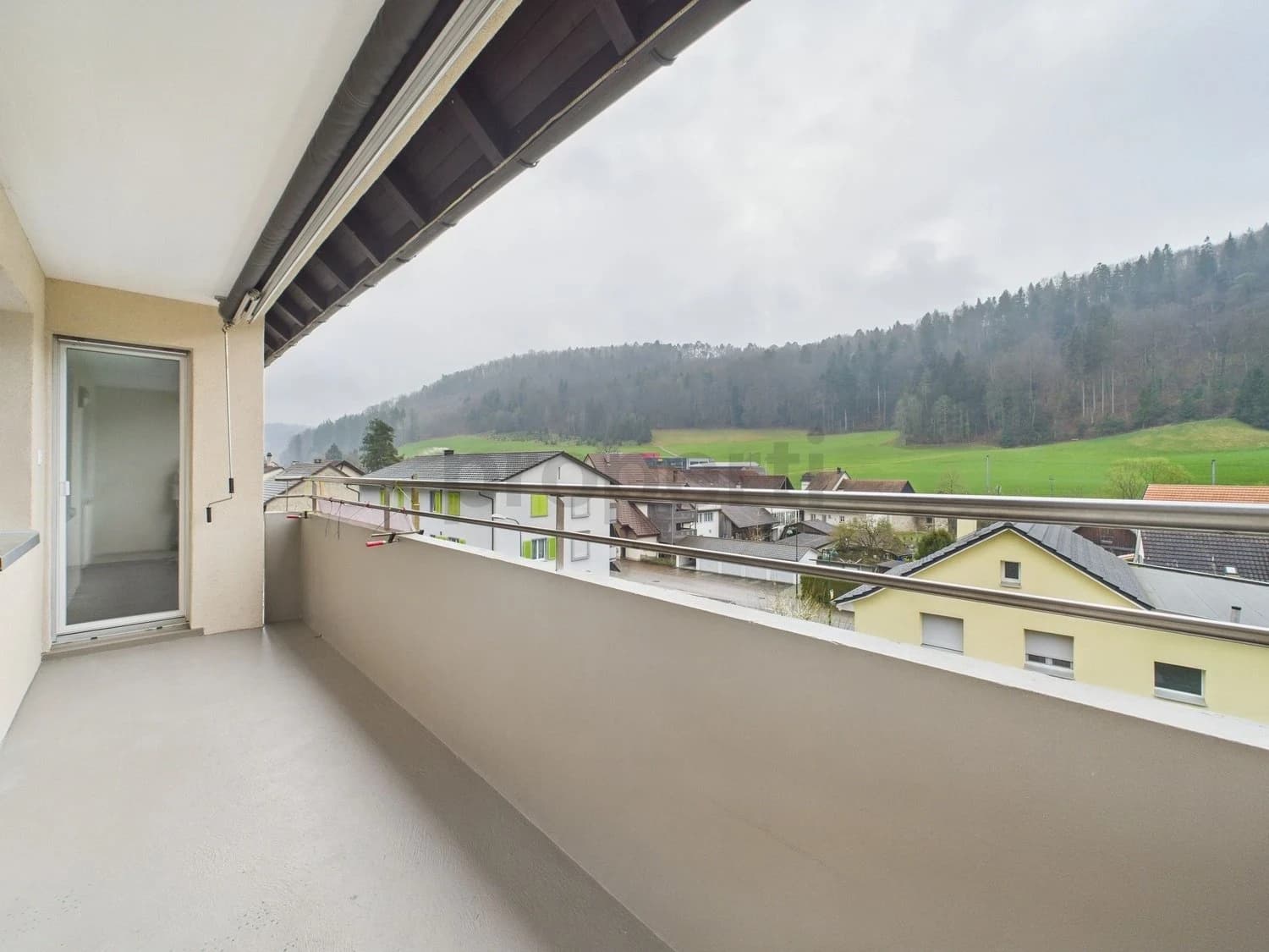 Helle 4-Zimmer-Wohnung mit Balkon und renoviertem Innenausbau in Tecknau (BL)