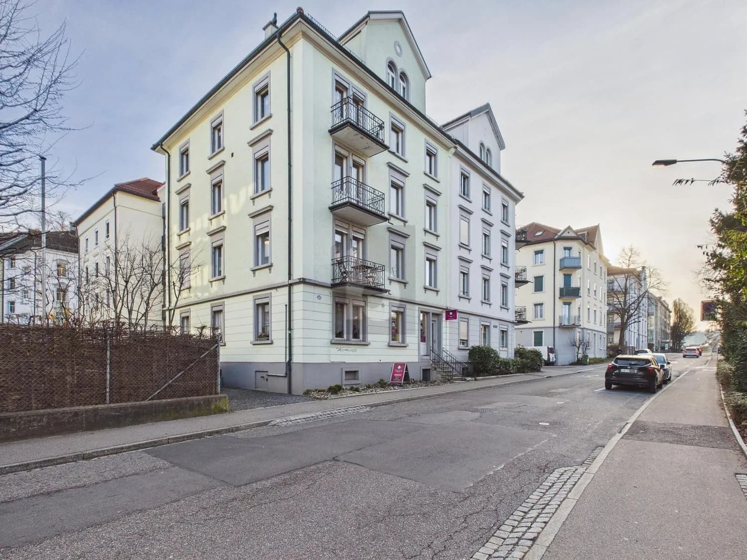 ZENTRAL UND LICHTDURCHFLUTET MIT BALKON