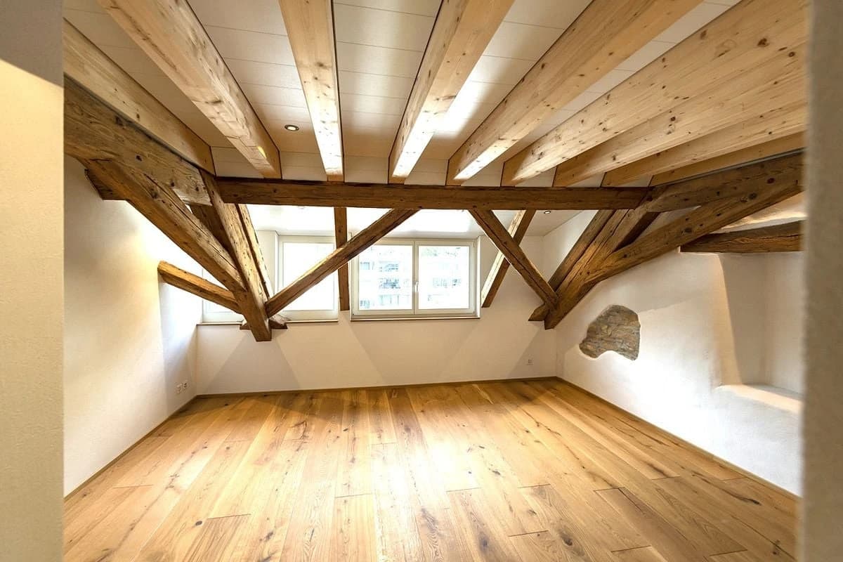 Grosse, moderne Dachwohnung mit direktem Liftzugang