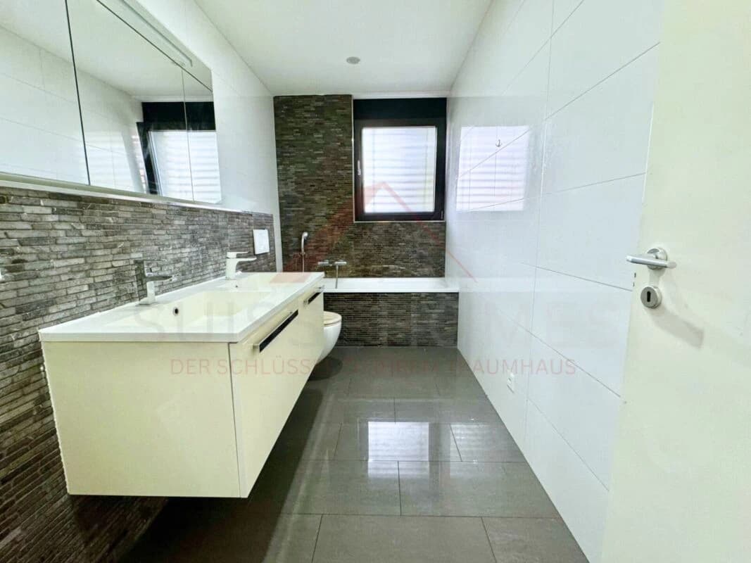 Moderne 4.5-Zimmer-Wohnung mit 159 m² Wohnfläche, Lift und 25 m² Balkon in Studen BE