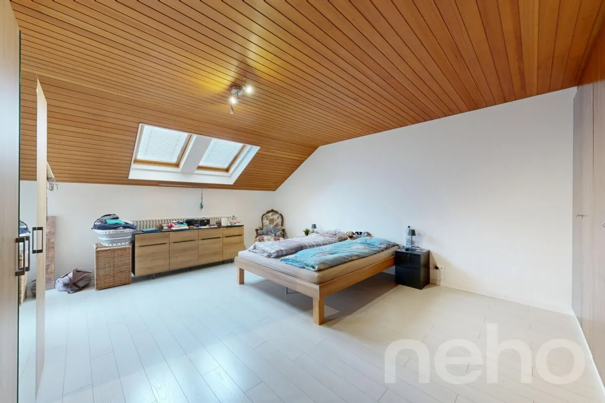 Grosszügige 5.5-Zimmer-Dachwohnung mit Weitsicht an ruhiger Lage