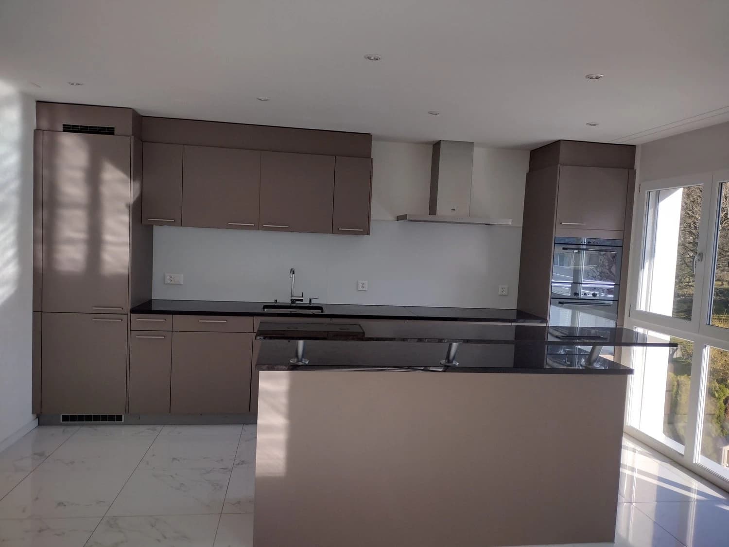 Moderne 5.5-Zimmer-Wohnung mit Lift und viel Licht in Egg