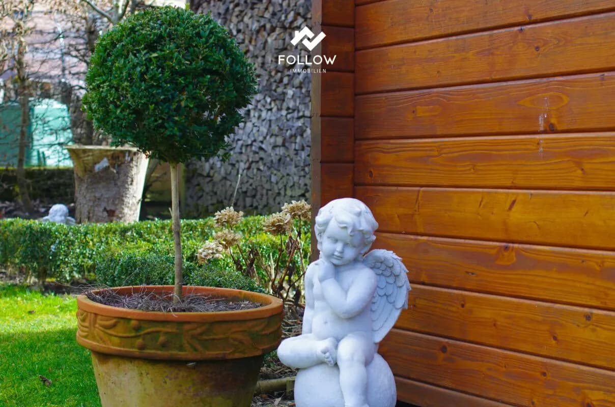 Eckhaus mit privatem Gartenparadies