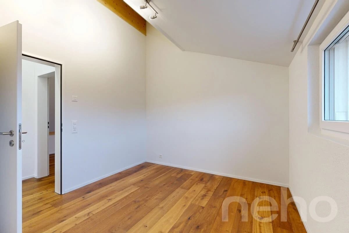 Neuwertige Dachgeschosswohnung mit hochwertigem Ausbaustandard