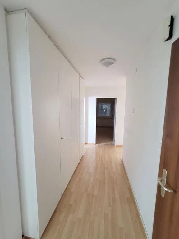 Grosszügig, sonnig und mit ATTRAKTIVEM PARKPLATZANGEBOT!