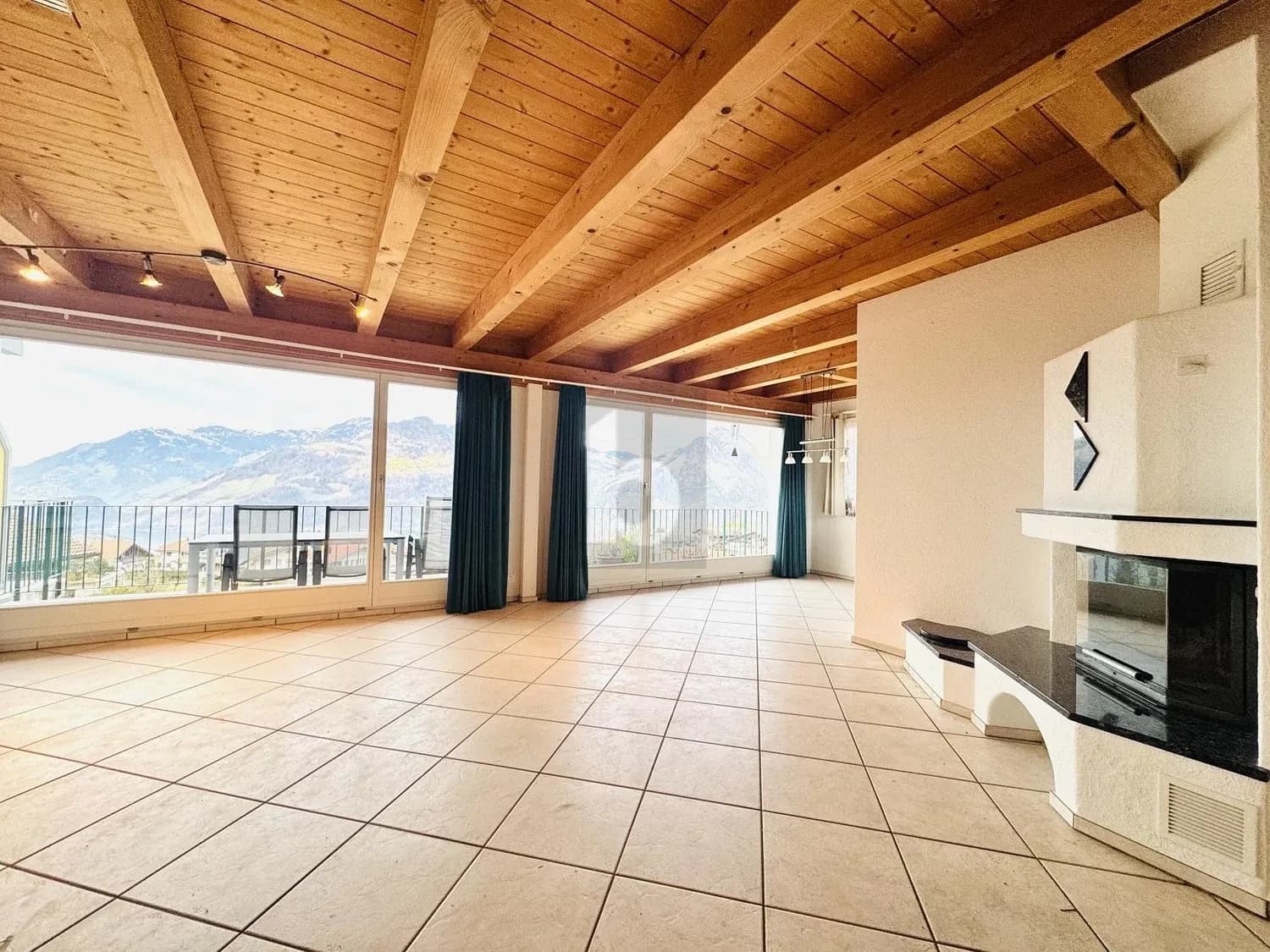 LICHTDURCHFLUTET MIT HERRLICHER AUSSICHT