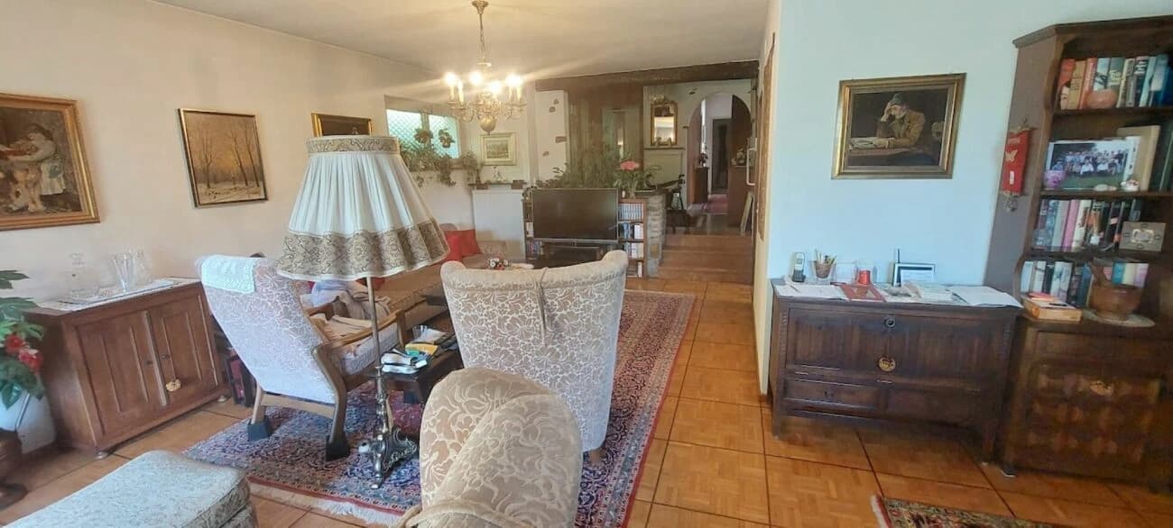 Interessantes EFH mit Lift und Grottino zu verkaufen   Vendesi interessante casa indipendente con ascensore e grottino.