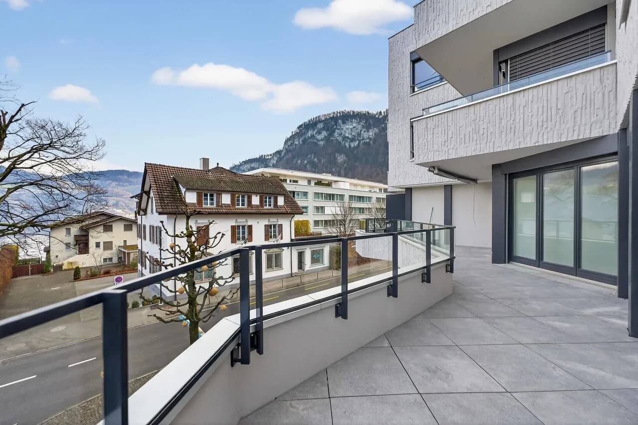 Erstvermietung: Kernsarnierte 3.5-Zimmer-Wohnung mit Berg & Seeblick