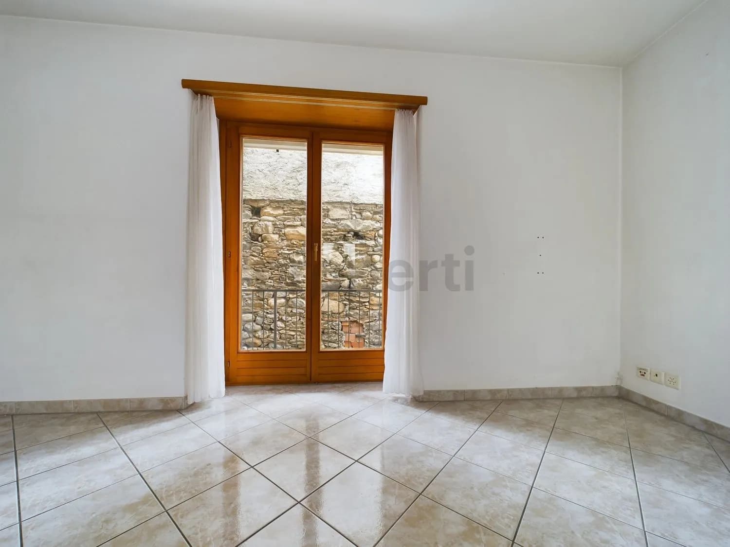 Gebäude mit 4 Wohneinheiten im Zentrum von Losone/ Vendesi palazzina di 4 unità immobiliari nel nucleo di Losone.