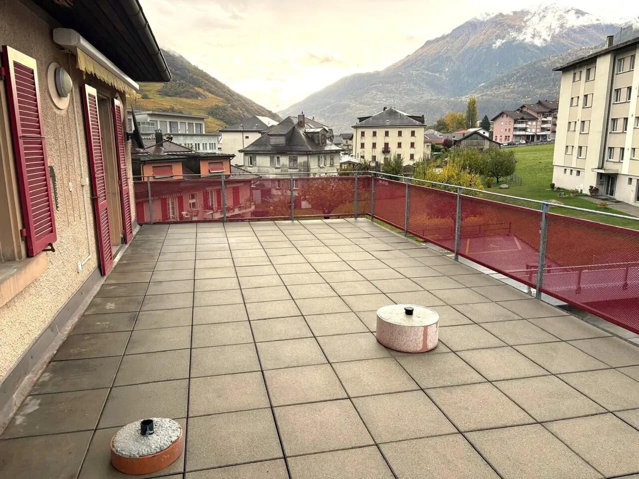 Im Zentrum mit grosser Terrasse und separatem Zimmer