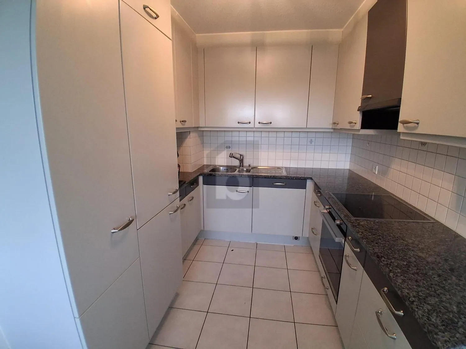 AN ZENTRALER LAGE MIT VERGLASTEM BALKON!