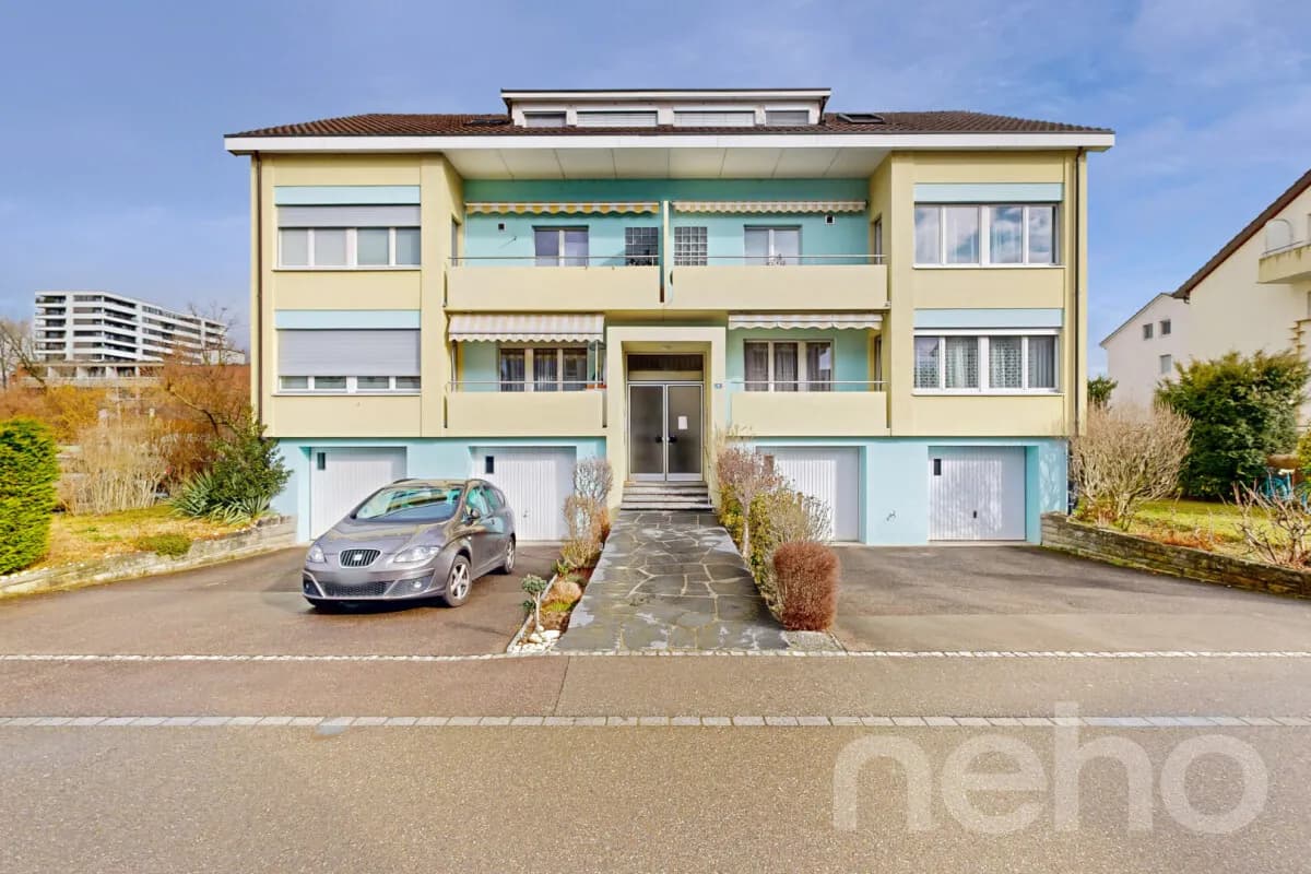 Maisonette-Dachwohnung mit drei Balkonen und eigenem Gartenanteil