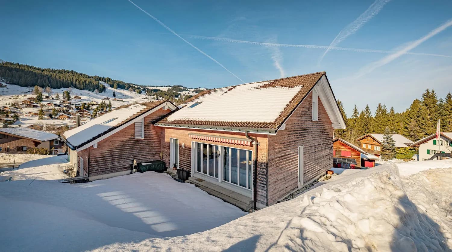 STILVOLLES WOHNEN IM ALPTHAL: SONNIGE 5.5 ZIMMER DOPPELHAUSHÄLFTE