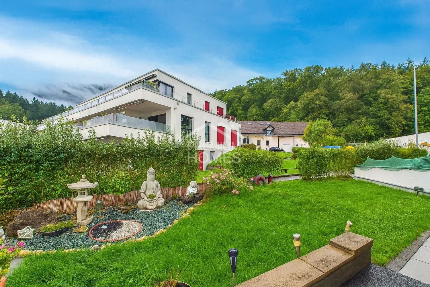 Neuwertige Liegenschaft mit hochwertigem Ausbau