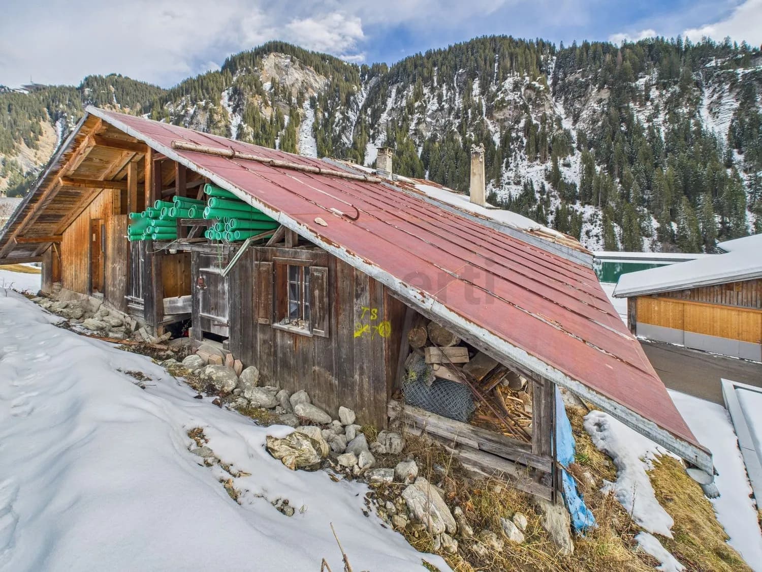 Charmantes 12-Zimmer-Einfamilienhaus mit Gewoelbekeller, Safien Platz