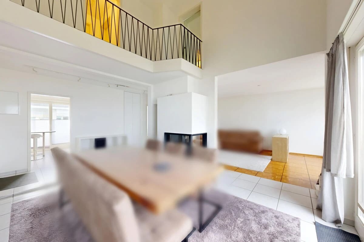 Maisonette-Dachwohnung mit drei Balkonen und eigenem Gartenanteil