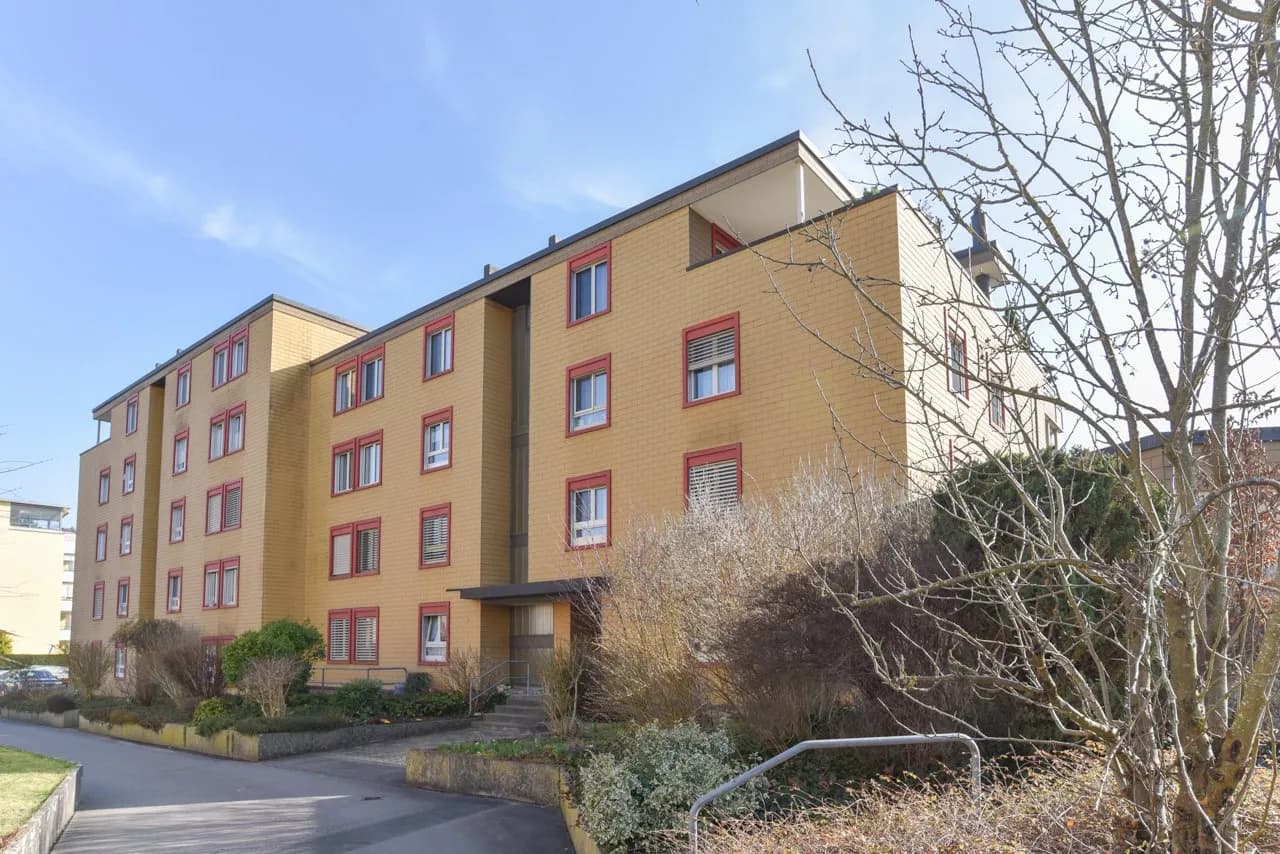 Renovierte Parterre-Wohnung mit Wintergarten und Gartenanteil