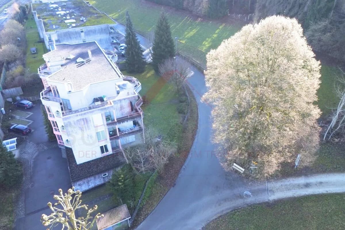 Moderne 4.5-Zimmer-Erdgeschosswohnung mit 36 m² Sitzplatz, Einzelgarage und stufenlosem Zugang in Studen BE