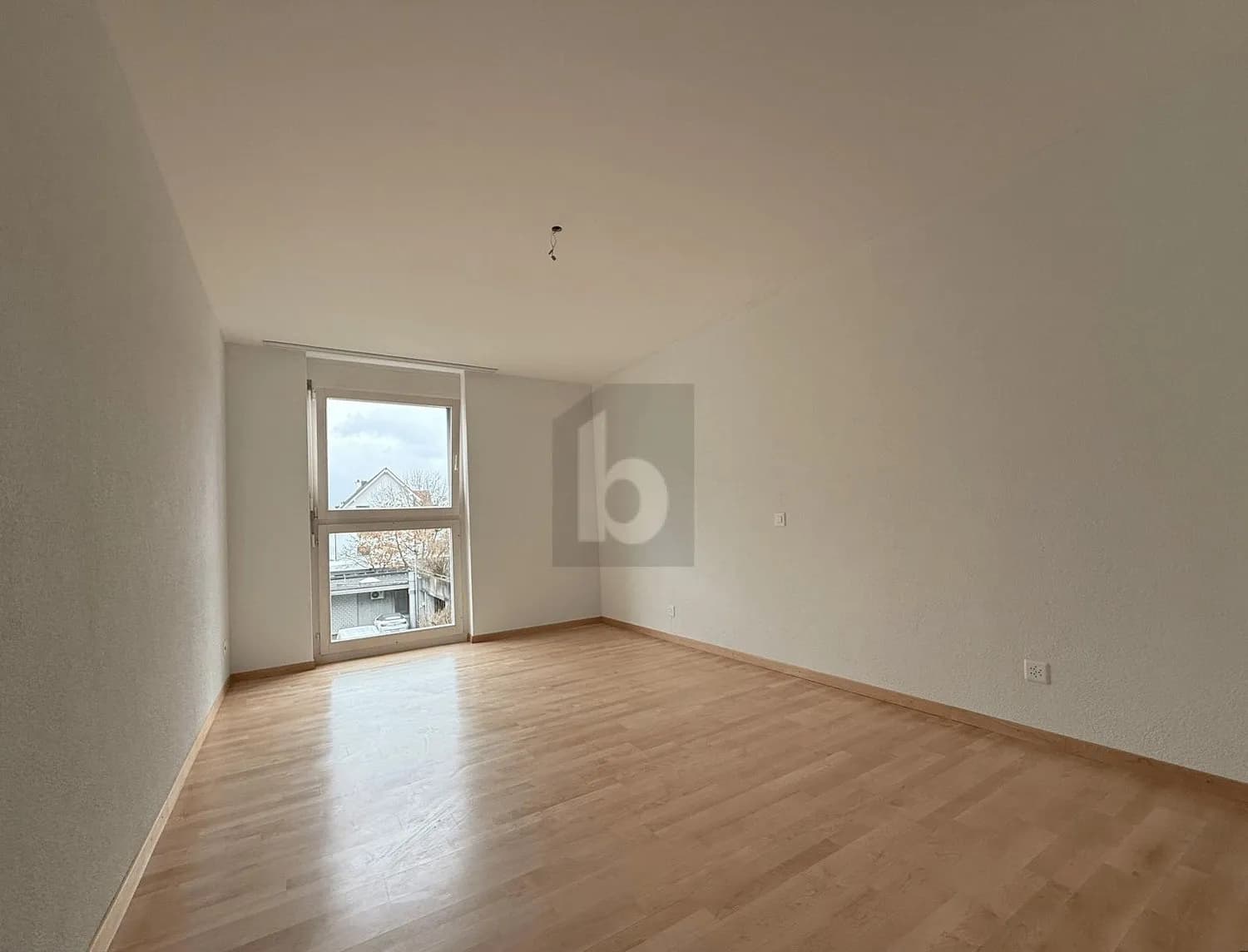 GROSSZÜGIG MIT BALKON UND VIEL TAGESLICHT!