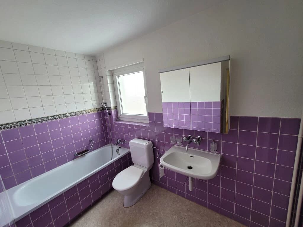 Grosszügig, sonnig und mit ATTRAKTIVEM PARKPLATZANGEBOT!