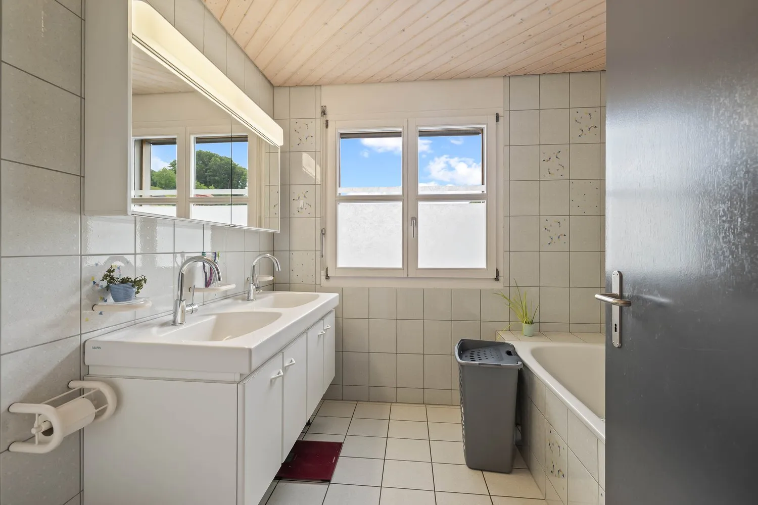 GROSSZÜGIGE 5.5 ZIMMER DACHWOHNUNG MIT AUSBAUMÖGLICHKEITEN