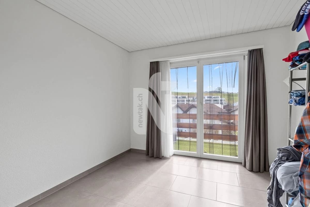 Ruhig, modern, familienfreundlich mit unverbaubarer Weitsicht ins Grüne, Garten und Tiefgaragenplätze