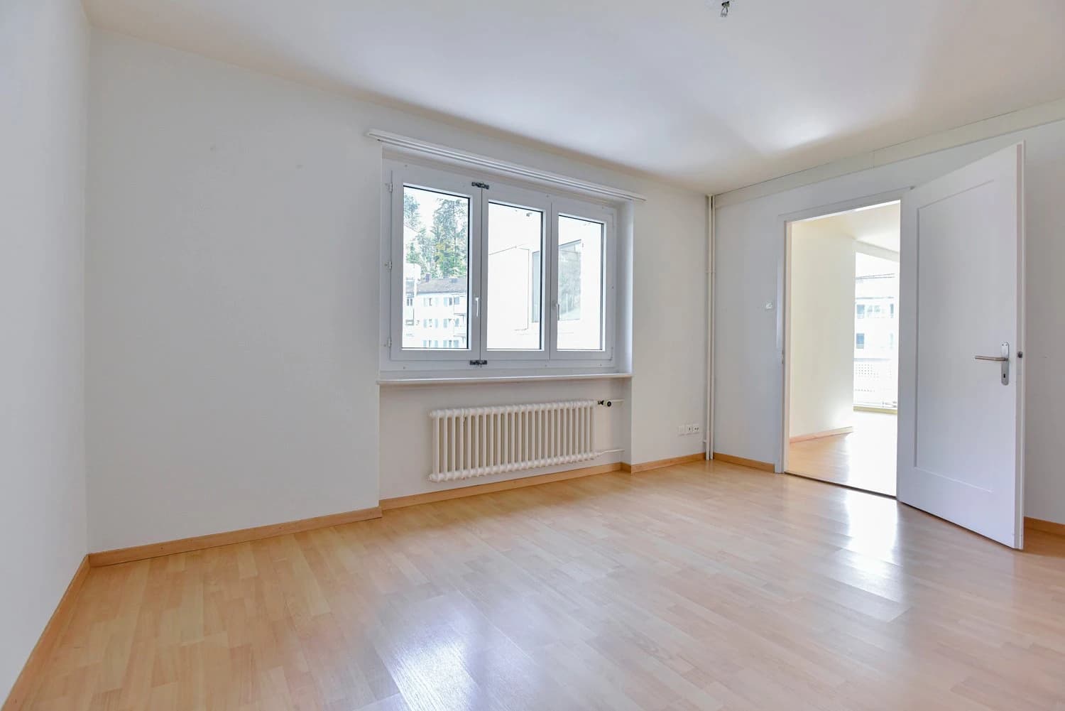 Grosse 4.5 Zimmer-Wohnung mit Aussicht direkt über der Allmend!