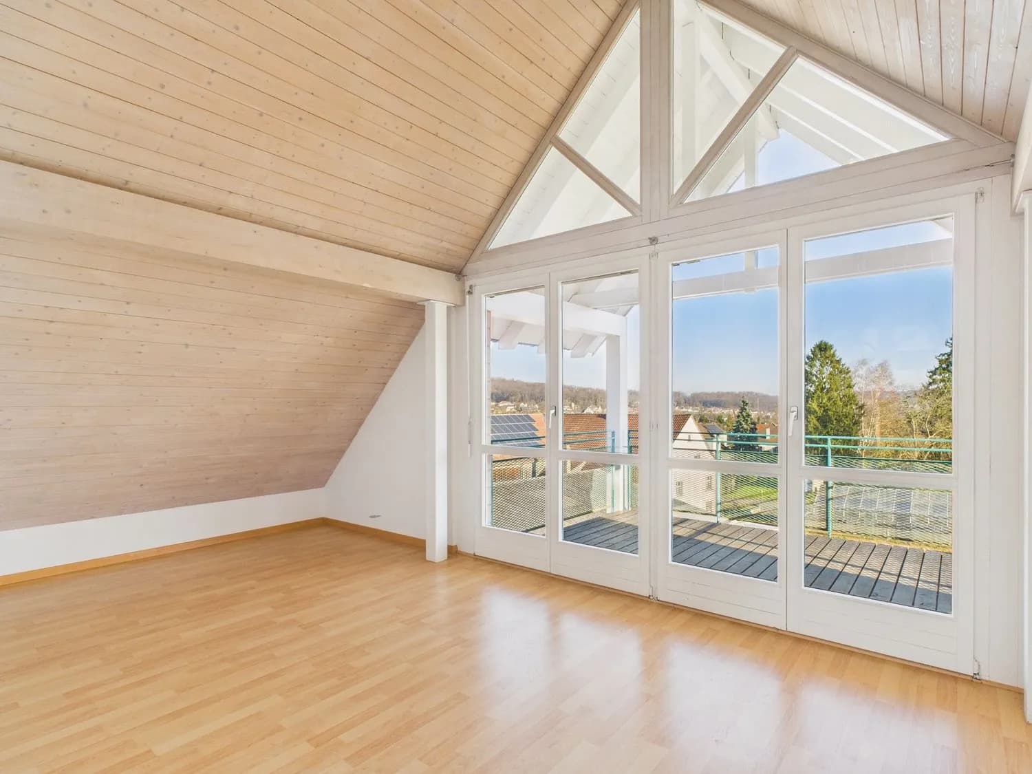 Modern 2.5-Zimmer-Roof-Flat mit Keller und Parkplatz, Biel-Benken