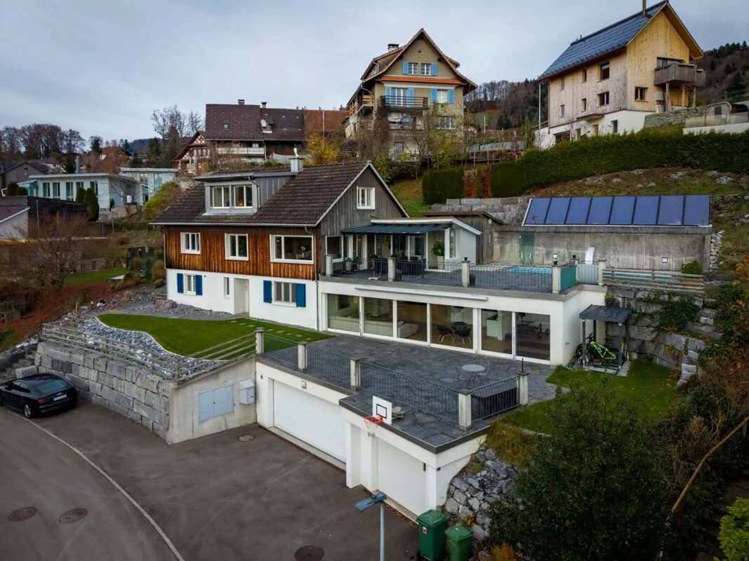 Komplett renoviert, mit Pool und traumhafter Aussicht!