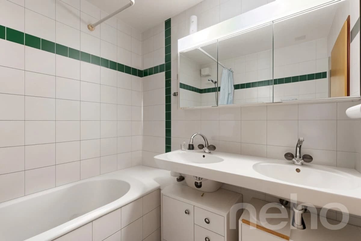 Helle 4.5-Zimmerwohnung mit Cheminée, Balkon, Grünblick. Nähe Thun.