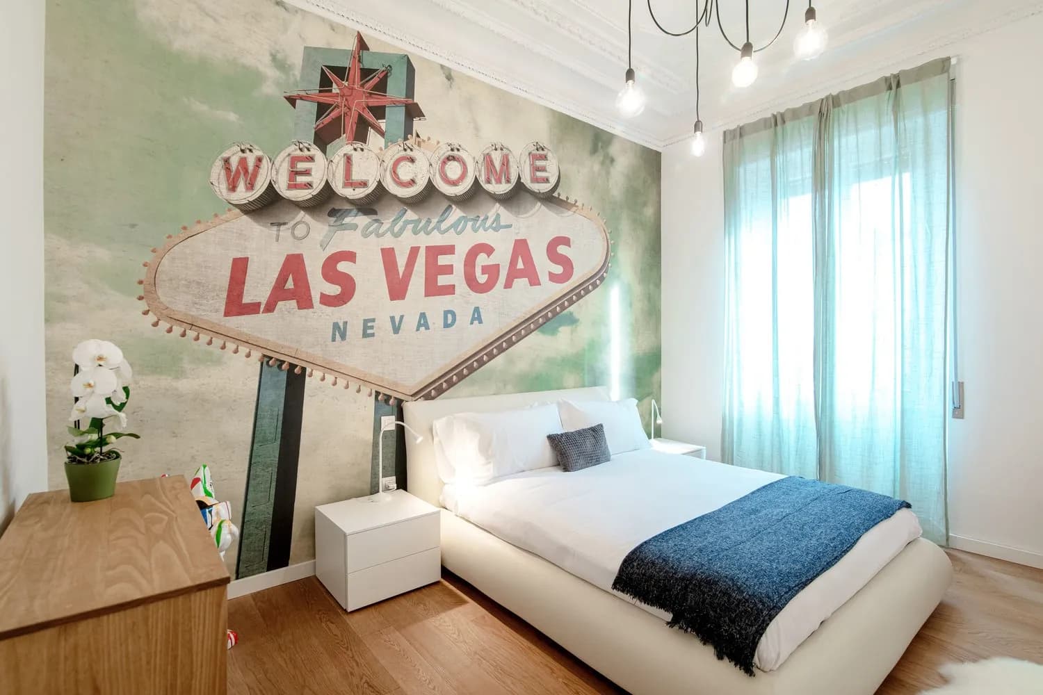 "Villa di Lusso a Lugano: Design Moderno e Vista Lago Mozzafiato" / "Luxuriöse Villa in Lugano: Modernes Design und Atemberaubender Seeblick"