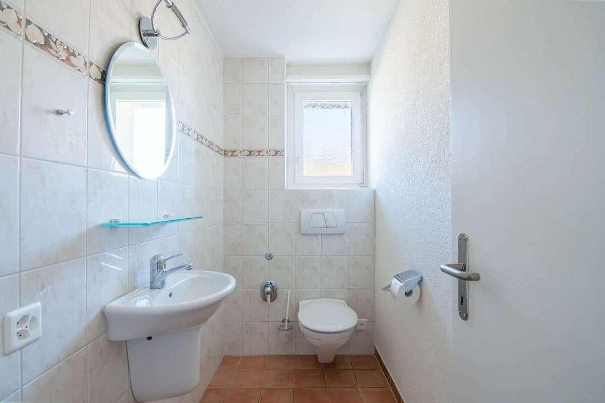 Grosszügiges 6-Zimmer Doppeleinfamilienhaus mit Landhauscharakter und sonnigem Garten in ruhiger Lage nahe Bern.