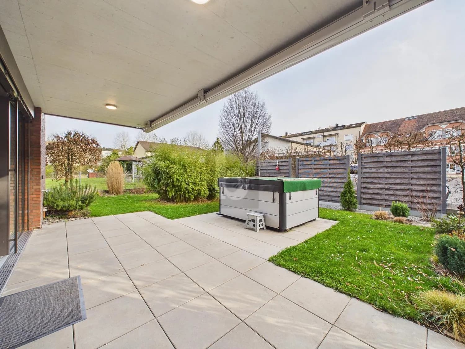 MODERN MIT GARTEN UND WHIRLPOOL