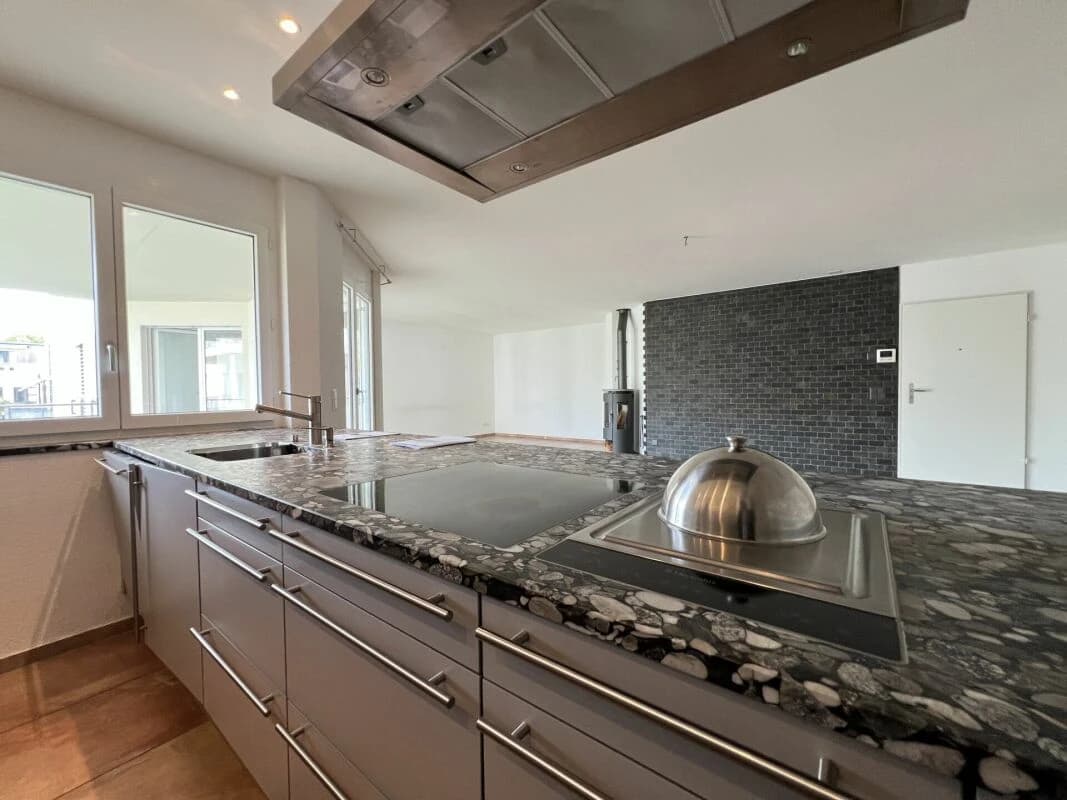 Neu! Renovierte 4.5 Zi-Eigentumswohnung mit zwei Balkonen und Tiefgaragenplatz