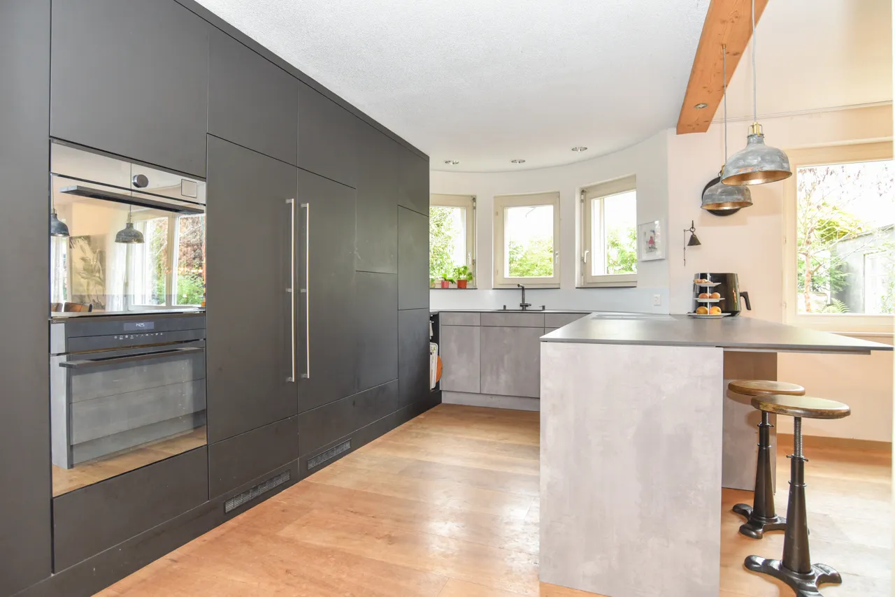 Renoviertes Zweifamilienhaus mit viel Platz und schönem Garten