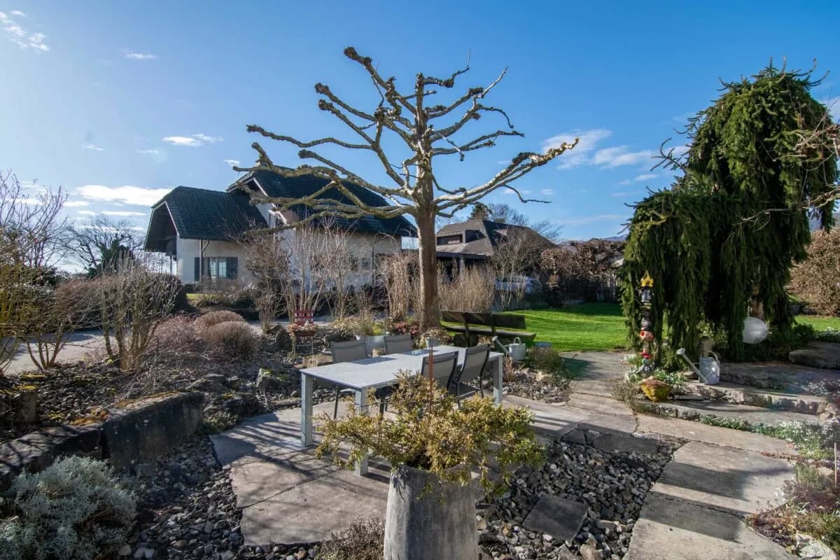 Freistehendes Wohnhaus mit separatem Nebengebäude - Arbeiten und Wohnen, Mehrgenerationen oder individuelle Wohnkonzepte