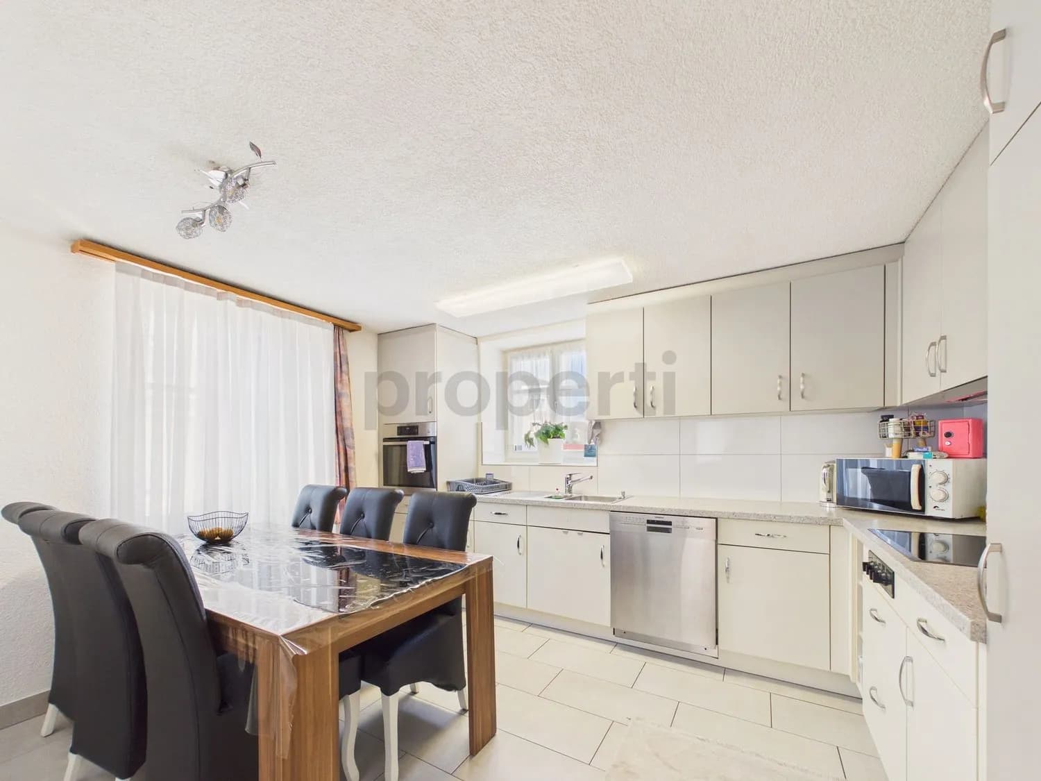 Charmante 4.5-Zimmer-Wohnung mit praktischem Keller, Bürglen