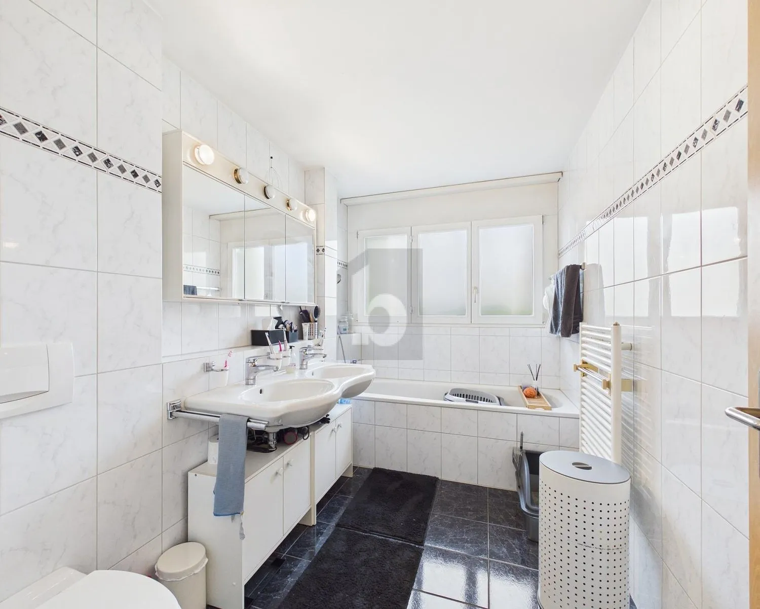 MIT RIESIGEM GARTEN AN RUHIGER LAGE