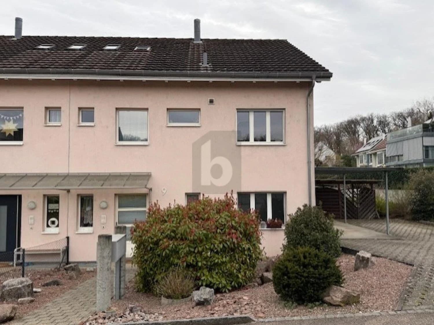 LICHTDURCHFLUTET MIT BALKON UND SCHWEDENOFEN