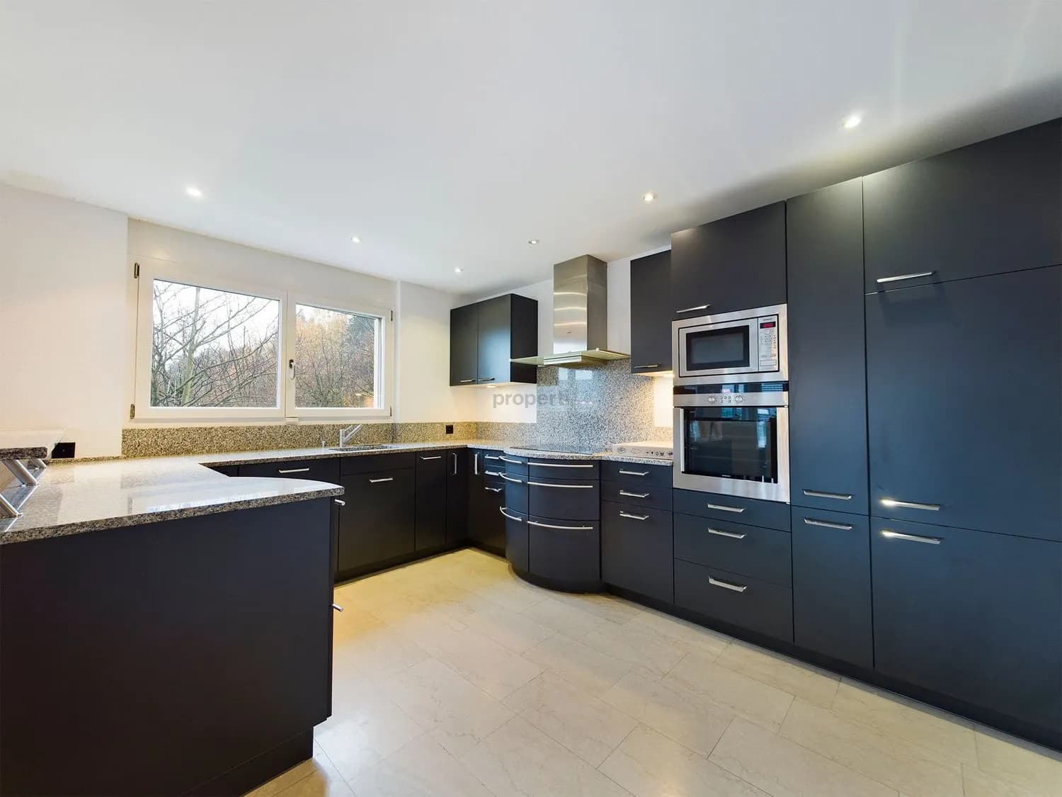 Helle 3.5-Zimmer-Terrassenwohnung mit Seesicht über den Dächern von Pfäffikon SZ