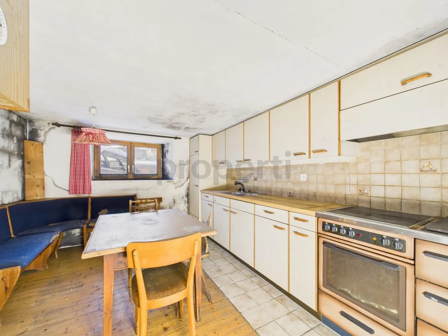 Charmantes 12-Zimmer-Einfamilienhaus mit Gewoelbekeller, Safien Platz