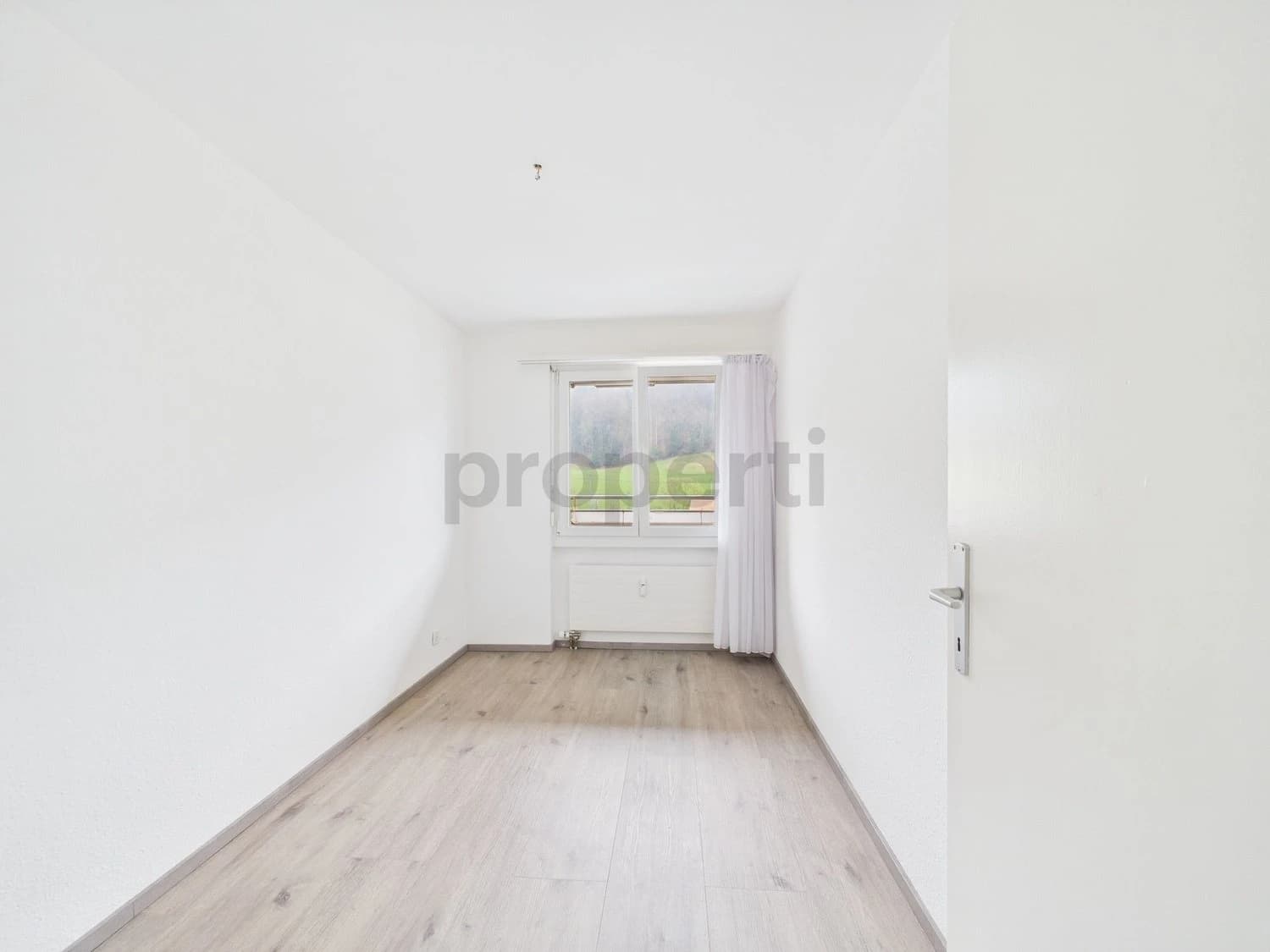 Helle 4-Zimmer-Wohnung mit Balkon und renoviertem Innenausbau in Tecknau (BL)